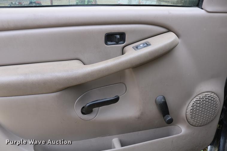 image for item DC7649 2002 Chevrolet Silverado 1500 pickup truck