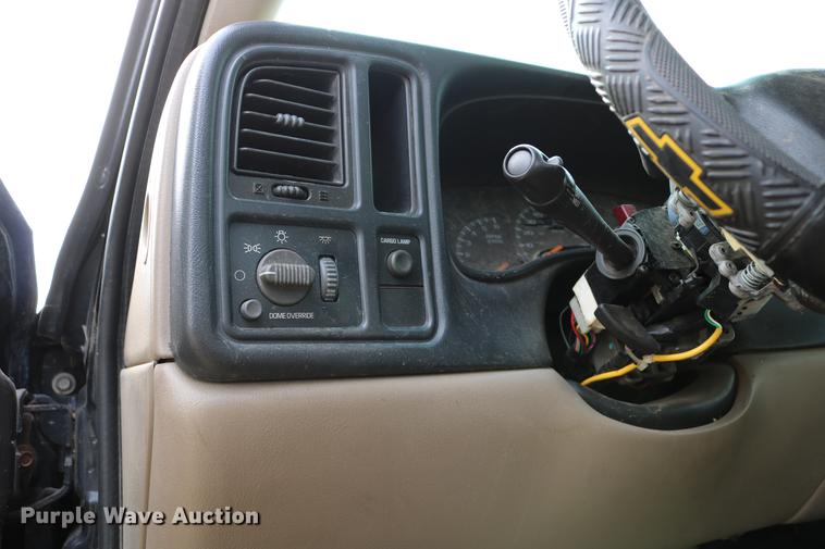 image for item DC7649 2002 Chevrolet Silverado 1500 pickup truck