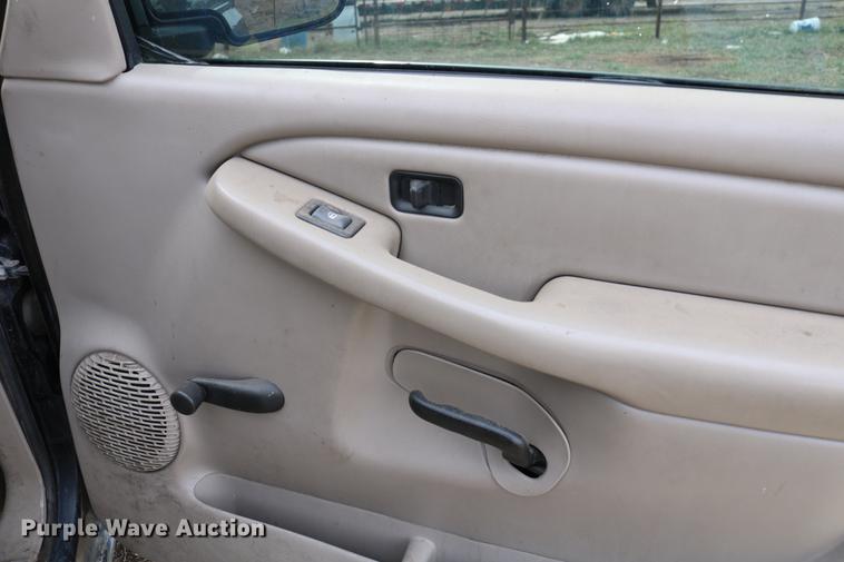 image for item DC7649 2002 Chevrolet Silverado 1500 pickup truck