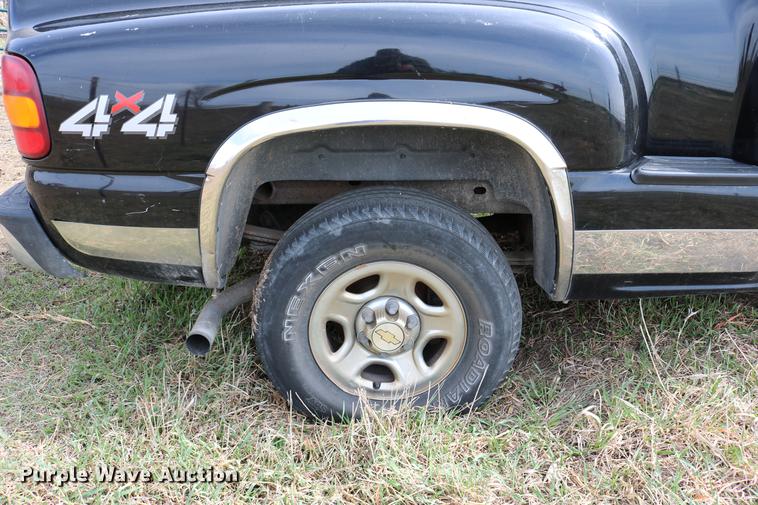 image for item DC7649 2002 Chevrolet Silverado 1500 pickup truck