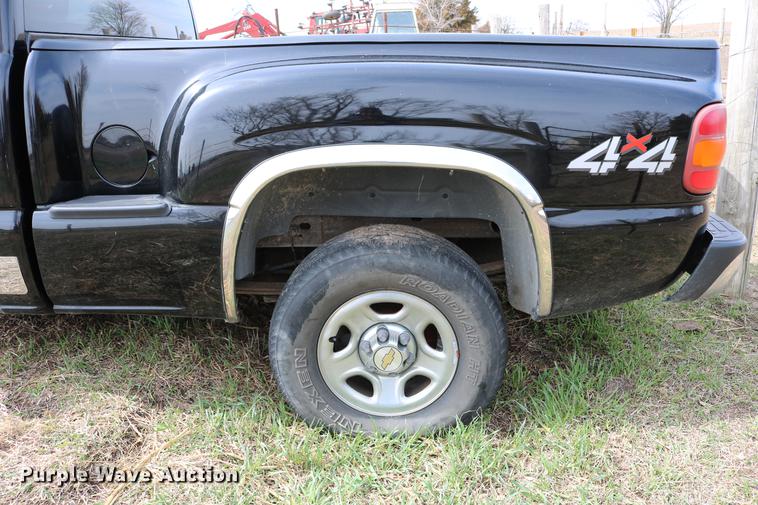 image for item DC7649 2002 Chevrolet Silverado 1500 pickup truck