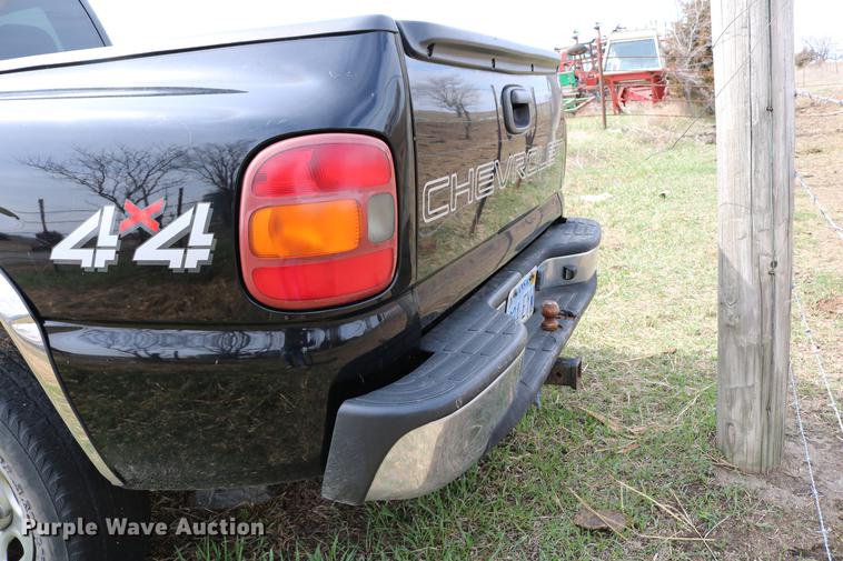 image for item DC7649 2002 Chevrolet Silverado 1500 pickup truck