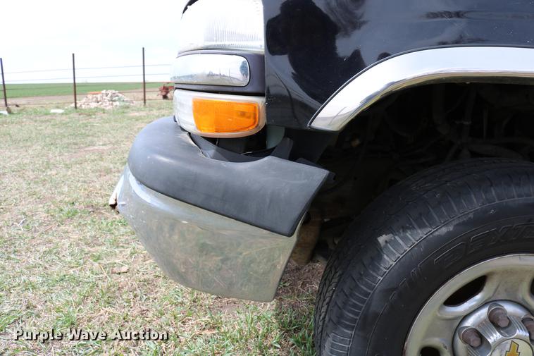 image for item DC7649 2002 Chevrolet Silverado 1500 pickup truck