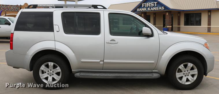 image for item DC7652 2006 Nissan Pathfinder LE SUV