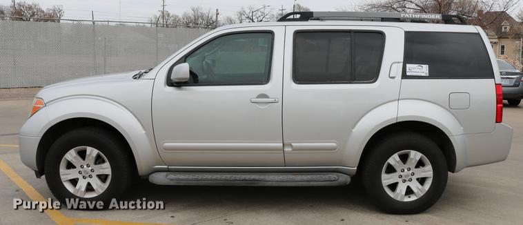 image for item DC7652 2006 Nissan Pathfinder LE SUV