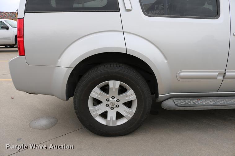 image for item DC7652 2006 Nissan Pathfinder LE SUV