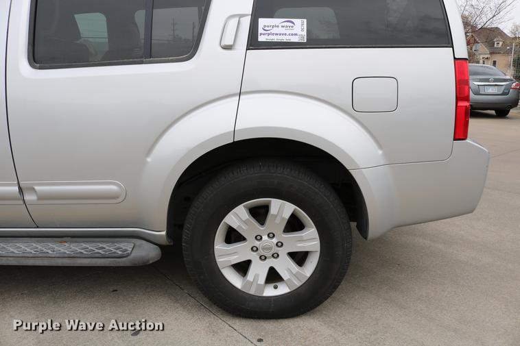 image for item DC7652 2006 Nissan Pathfinder LE SUV