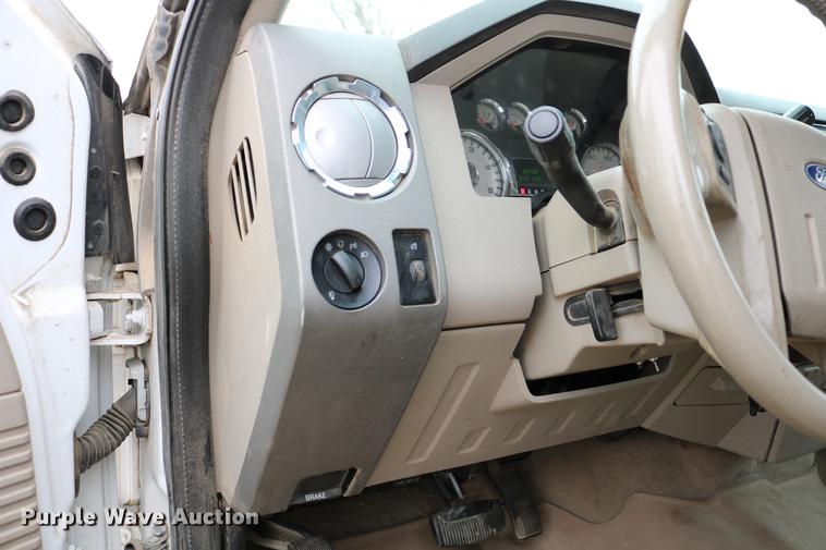 image for item DC7656 2008 Ford F350 Super Duty Crew Cab pickup truck