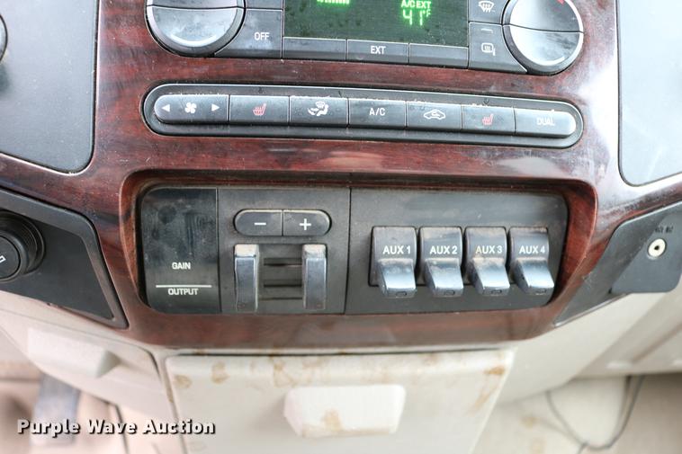 image for item DC7656 2008 Ford F350 Super Duty Crew Cab pickup truck