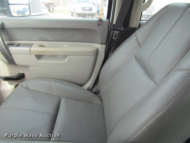 image for item DD7428 2014 Chevrolet Silverado 2500HD Crew Cab utility bed pickup truck