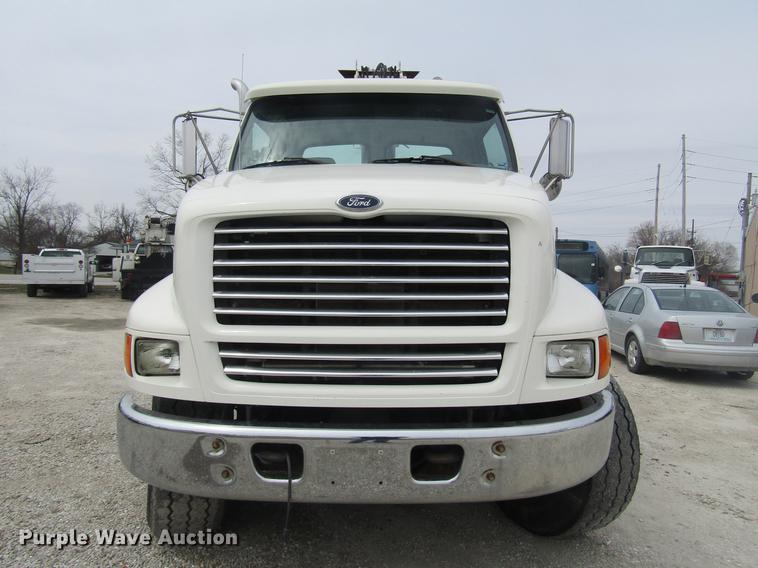 image for item DD7429 1998 Ford L8513 Louisville 113 service truck with crane