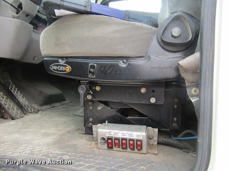 image for item DD7429 1998 Ford L8513 Louisville 113 service truck with crane