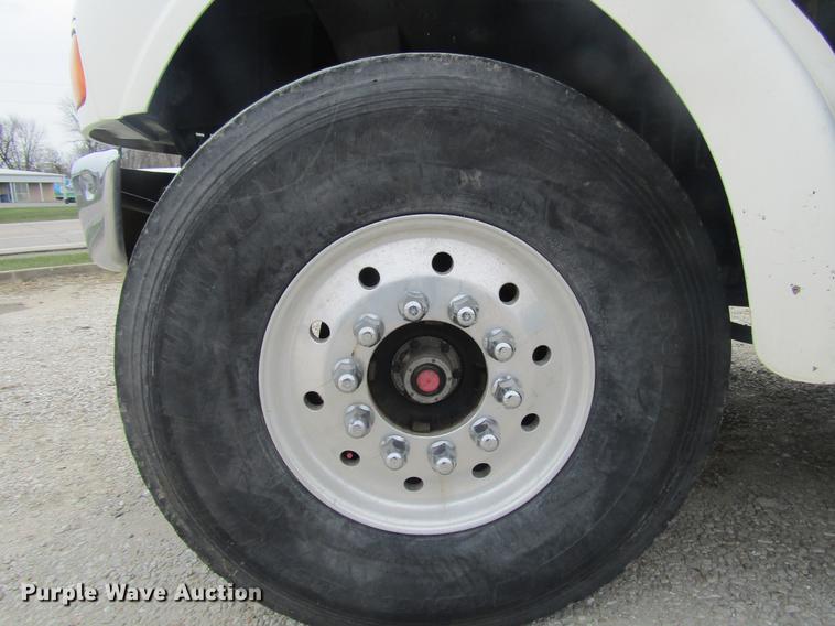 image for item DD7429 1998 Ford L8513 Louisville 113 service truck with crane