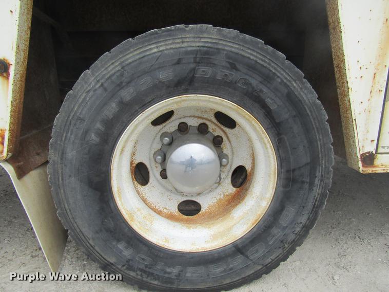 image for item DD7429 1998 Ford L8513 Louisville 113 service truck with crane