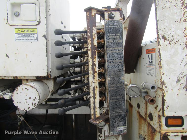 image for item DD7429 1998 Ford L8513 Louisville 113 service truck with crane