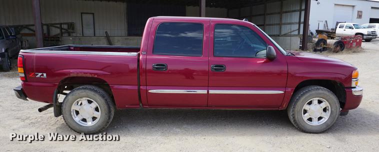 image for item DE3212 2005 GMC Sierra 1500 Crew Cab pickup truck