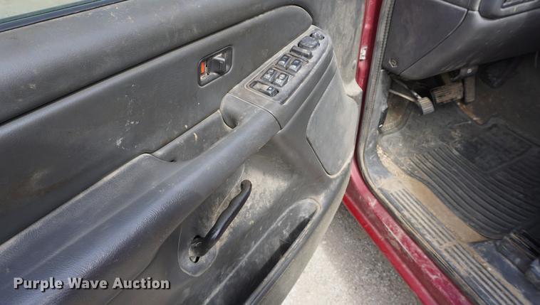 image for item DE3212 2005 GMC Sierra 1500 Crew Cab pickup truck