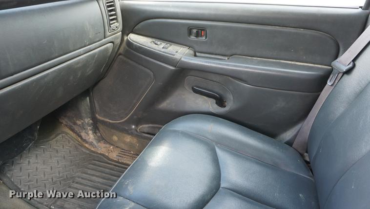 image for item DE3212 2005 GMC Sierra 1500 Crew Cab pickup truck