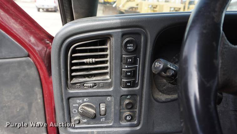 image for item DE3212 2005 GMC Sierra 1500 Crew Cab pickup truck