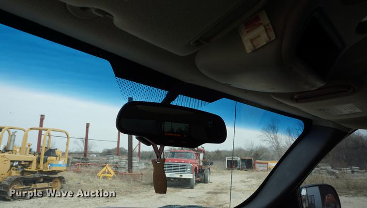 image for item DE3212 2005 GMC Sierra 1500 Crew Cab pickup truck