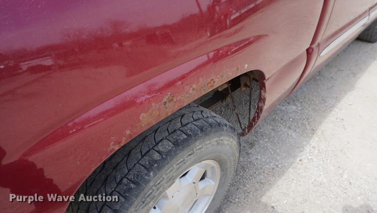 image for item DE3212 2005 GMC Sierra 1500 Crew Cab pickup truck