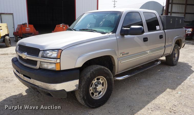 image for item DE3213 2004 Chevrolet Silverado 2500HD Crew Cab pickup truck