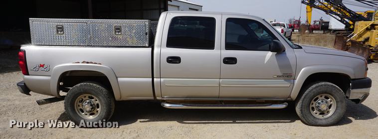 image for item DE3213 2004 Chevrolet Silverado 2500HD Crew Cab pickup truck