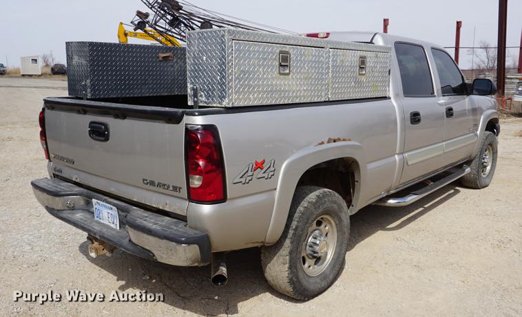 image for item DE3213 2004 Chevrolet Silverado 2500HD Crew Cab pickup truck