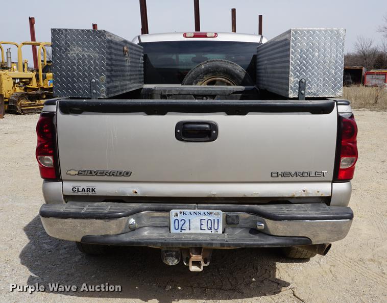 image for item DE3213 2004 Chevrolet Silverado 2500HD Crew Cab pickup truck