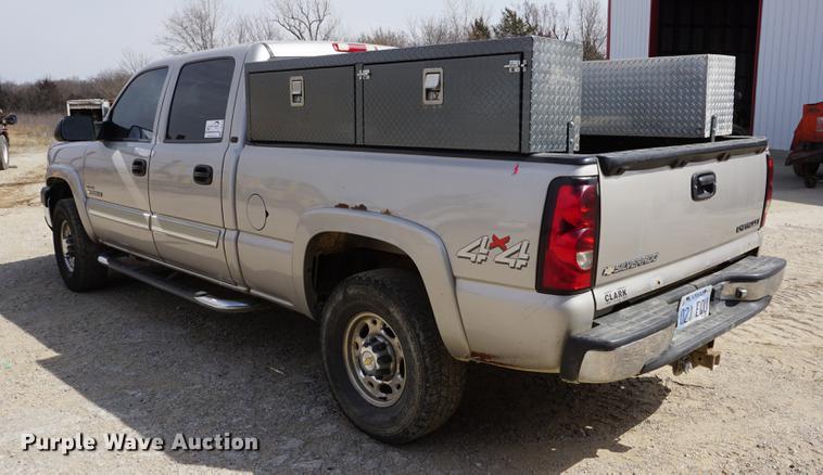 image for item DE3213 2004 Chevrolet Silverado 2500HD Crew Cab pickup truck