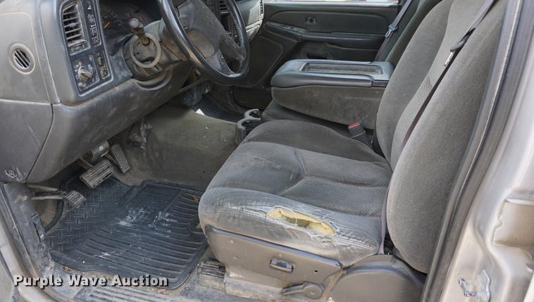 image for item DE3213 2004 Chevrolet Silverado 2500HD Crew Cab pickup truck