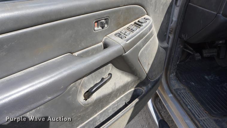 image for item DE3213 2004 Chevrolet Silverado 2500HD Crew Cab pickup truck