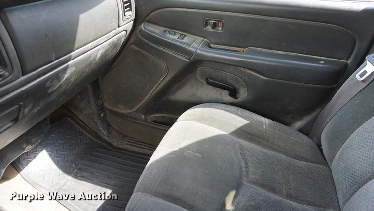 image for item DE3213 2004 Chevrolet Silverado 2500HD Crew Cab pickup truck