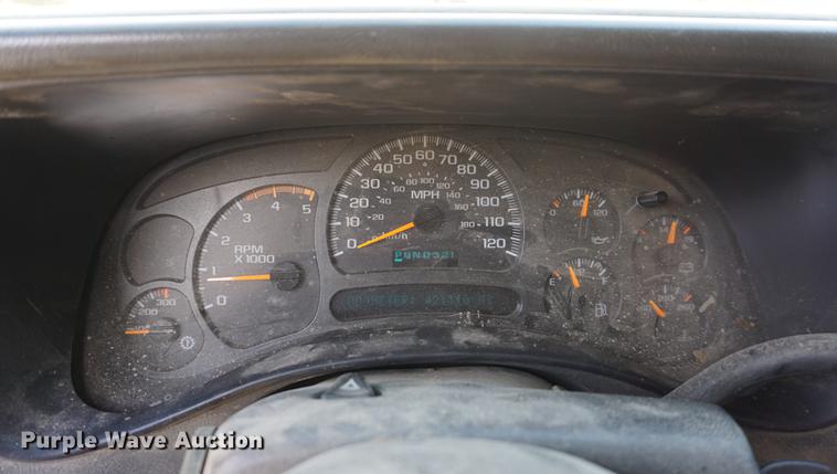 image for item DE3213 2004 Chevrolet Silverado 2500HD Crew Cab pickup truck