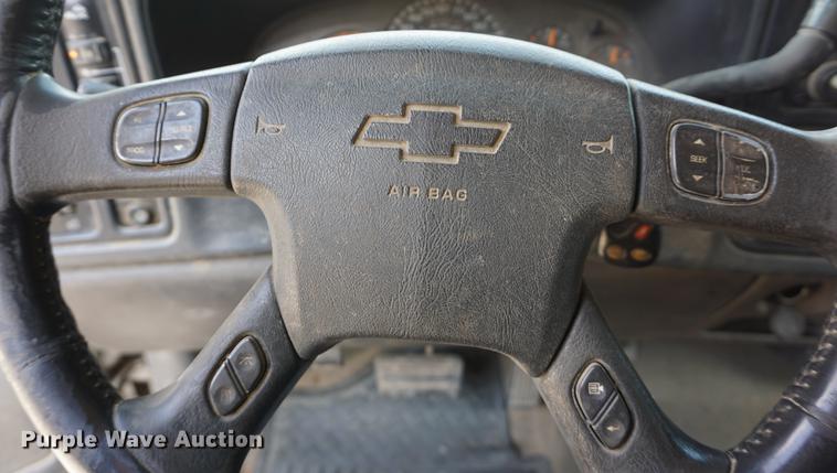 image for item DE3213 2004 Chevrolet Silverado 2500HD Crew Cab pickup truck