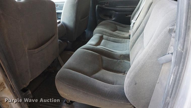 image for item DE3213 2004 Chevrolet Silverado 2500HD Crew Cab pickup truck