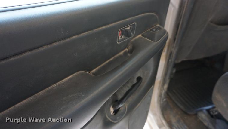 image for item DE3213 2004 Chevrolet Silverado 2500HD Crew Cab pickup truck