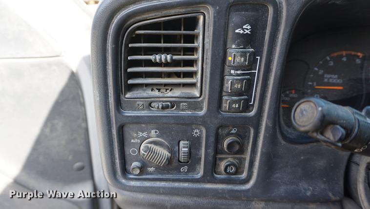 image for item DE3213 2004 Chevrolet Silverado 2500HD Crew Cab pickup truck