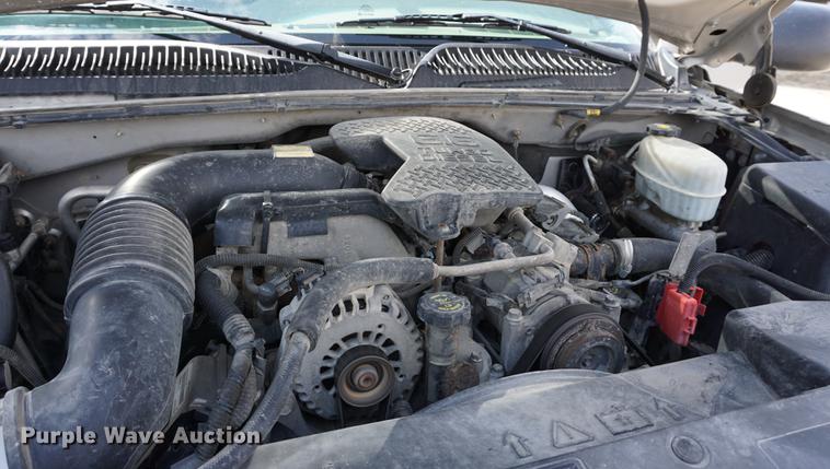 image for item DE3213 2004 Chevrolet Silverado 2500HD Crew Cab pickup truck