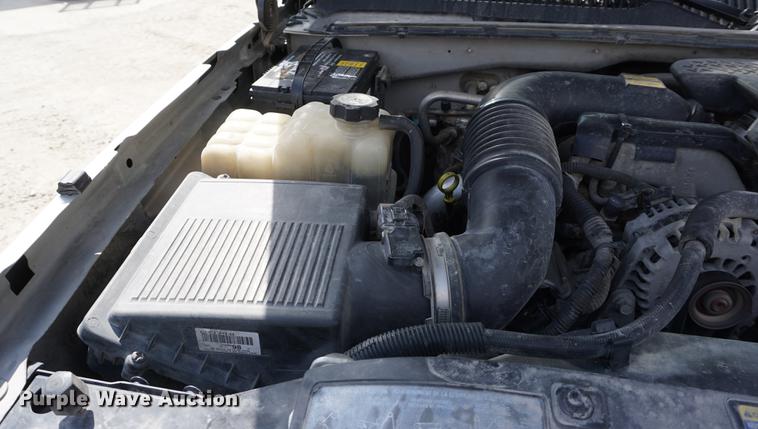 image for item DE3213 2004 Chevrolet Silverado 2500HD Crew Cab pickup truck