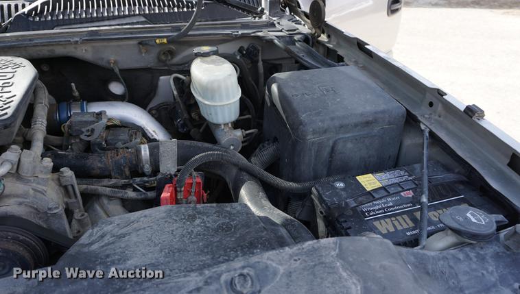 image for item DE3213 2004 Chevrolet Silverado 2500HD Crew Cab pickup truck