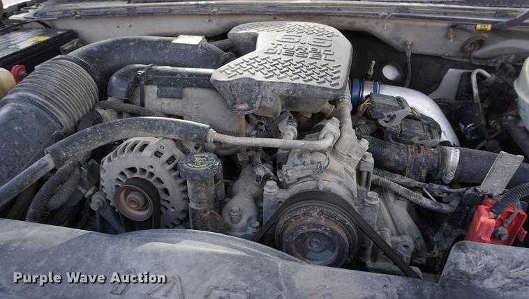 image for item DE3213 2004 Chevrolet Silverado 2500HD Crew Cab pickup truck