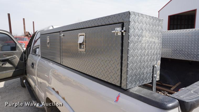 image for item DE3213 2004 Chevrolet Silverado 2500HD Crew Cab pickup truck