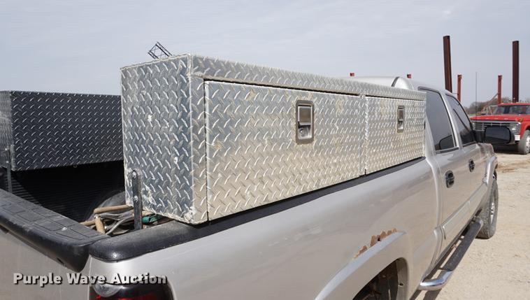 image for item DE3213 2004 Chevrolet Silverado 2500HD Crew Cab pickup truck