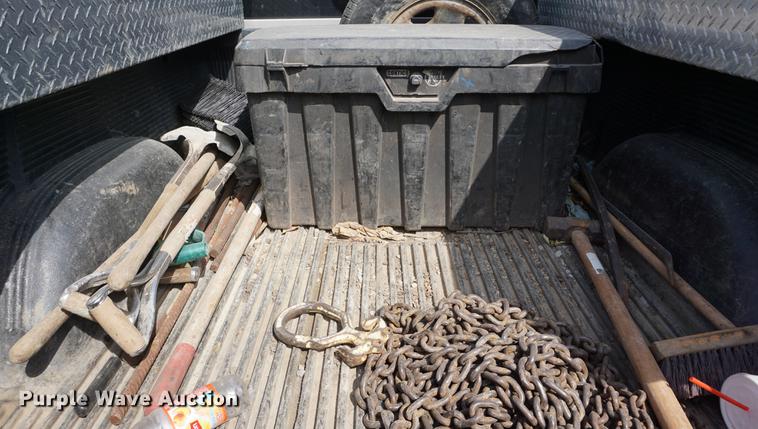 image for item DE3213 2004 Chevrolet Silverado 2500HD Crew Cab pickup truck