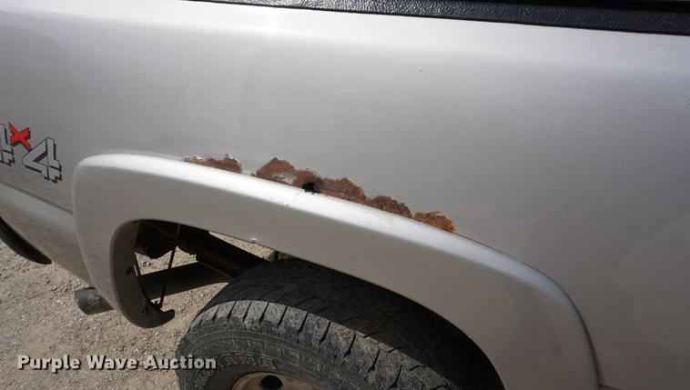 image for item DE3213 2004 Chevrolet Silverado 2500HD Crew Cab pickup truck