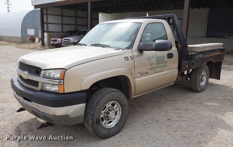 image for item DE3214 2004 Chevrolet Silverado 2500HD flatbed pickup truck