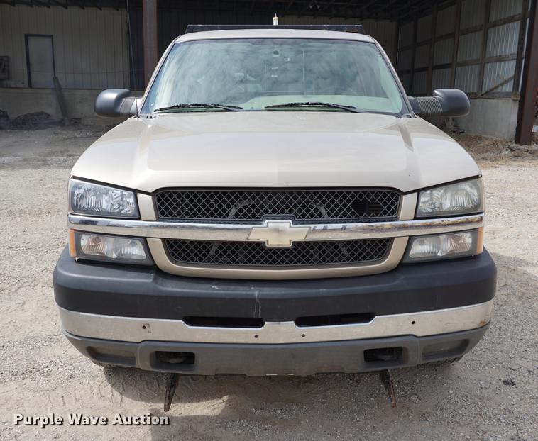 image for item DE3214 2004 Chevrolet Silverado 2500HD flatbed pickup truck