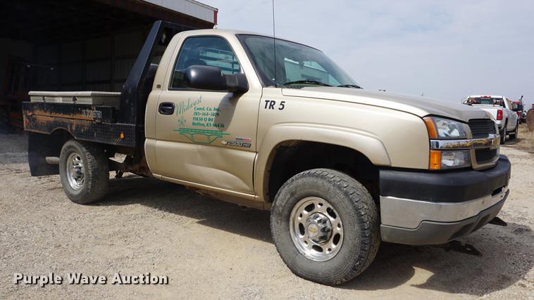 image for item DE3214 2004 Chevrolet Silverado 2500HD flatbed pickup truck