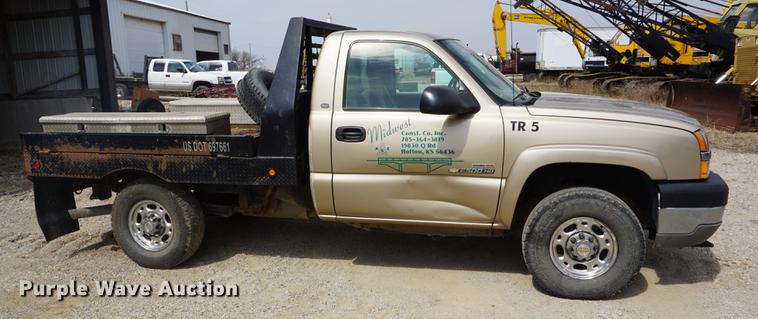 image for item DE3214 2004 Chevrolet Silverado 2500HD flatbed pickup truck